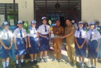 Penyerahan Piala Voli