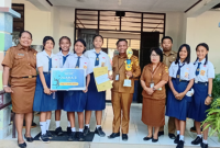 Tim Putri Bersama Kepala Sekolah dan Wakil Kepala Sekolah Bidang Kesiswaan