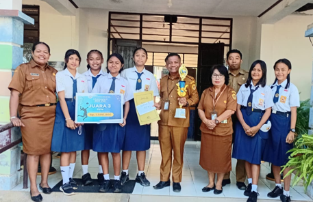 Tim Putri Bersama Kepala Sekolah dan Wakil Kepala Sekolah Bidang Kesiswaan